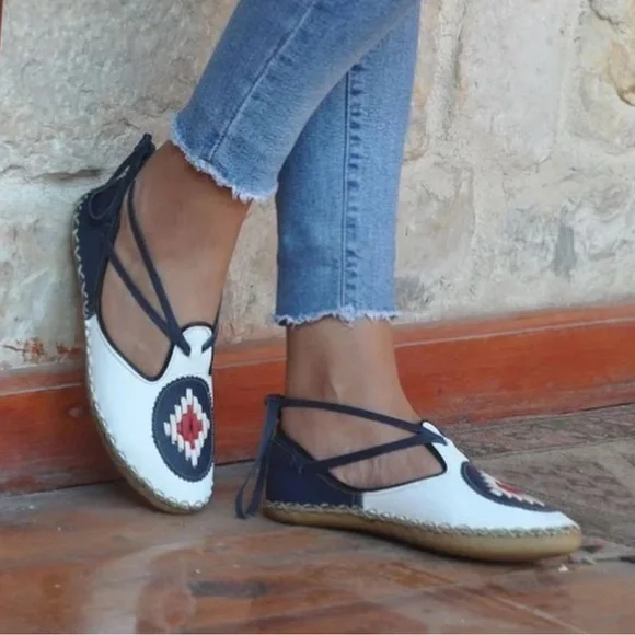 Hand-stitched leather sandals - Picture 1 of 8